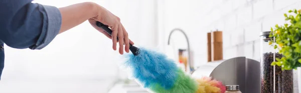 Vista ritagliata del piano di lavoro cucina pulizia casalinga con spazzola antipolvere, banner — Foto stock