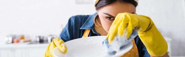 Frau in Gummihandschuhen Waschteller auf verschwommenem Vordergrund, Banner — Stockfoto