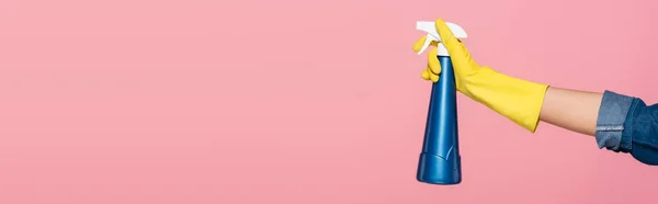 Vista recortada de la mujer sosteniendo detergente aislado en rosa, bandera - foto de stock
