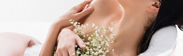 Vista parcial de la mujer con flores blancas disfrutando del baño de leche, pancarta - foto de stock