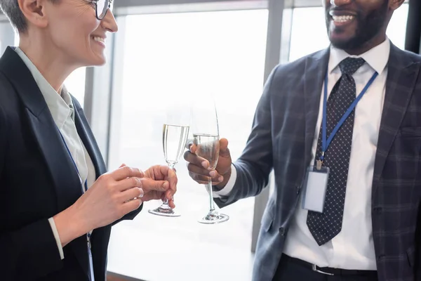 Erfolgreiche Geschäftspartner klimpern beim Wirtschaftskongress mit Sektgläsern — Stockfoto