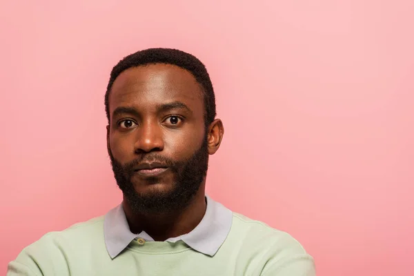 Junger afrikanisch-amerikanischer Mann blickt isoliert auf rosa Kamera — Stockfoto
