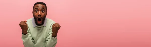 Aufgeregter Afroamerikaner zeigt Ja-Geste isoliert auf rosa Banner — Stockfoto