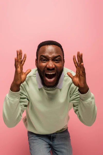 Irritado afro-americano gritando com câmera isolada em rosa — Fotografia de Stock