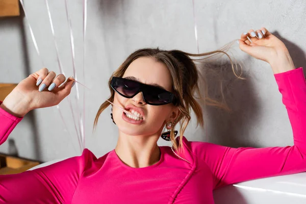 Mujer elegante masticando chicle en la bañera — Stock Photo