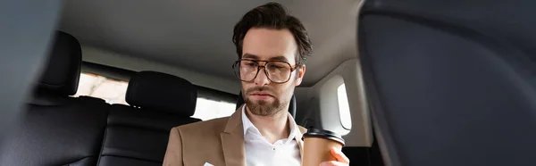 Homem de terno e óculos segurando copo de papel no carro, banner — Fotografia de Stock