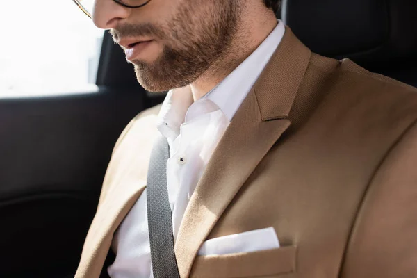 Vue recadrée de l'homme barbu assis dans la voiture — Photo de stock