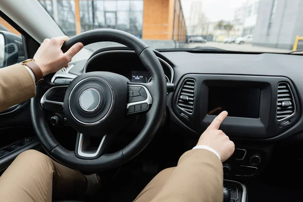 Обрізаний вид людини в бежевому піджаку водіння автомобіля — стокове фото