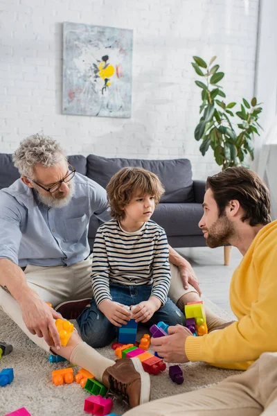 Parents jouant blocs de construction avec enfant — Photo de stock