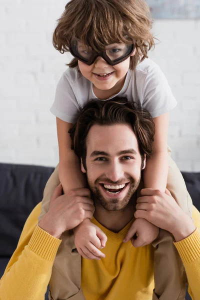 Padre e hijo en gafas de aviador sonriendo a la cámara - foto de stock