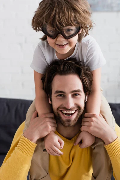 Батько і дитина в окулярах авіатора посміхаються на камеру — Stock Photo