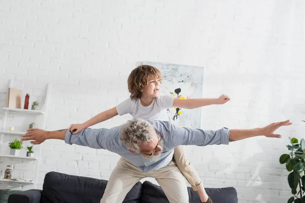 Reifer Mann spielt mit Kind zu Hause — Stockfoto