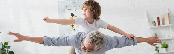 Avô brincando com criança na sala de estar, banner — Fotografia de Stock