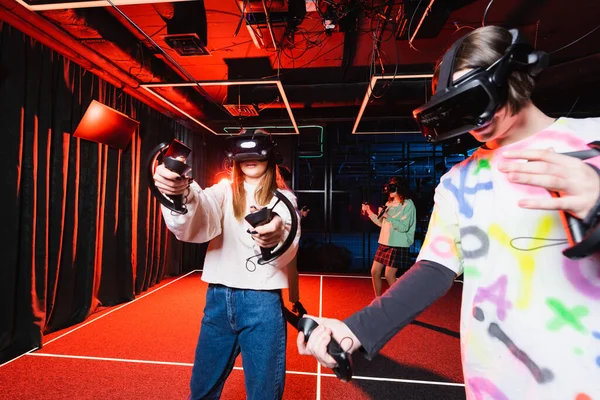 Amis multiethniques dans les casques vr jeux dans la zone de jeu — Photo de stock