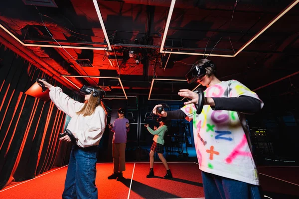 Interracial adolescents jeu dans vr casques dans la zone de jeu — Photo de stock