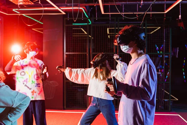 Adolescentes gamers en vr auriculares divertirse en zona de juego - foto de stock