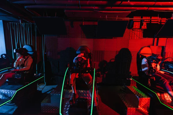 Preteen gamers corrida em simuladores de carro em fones de ouvido vr — Fotografia de Stock