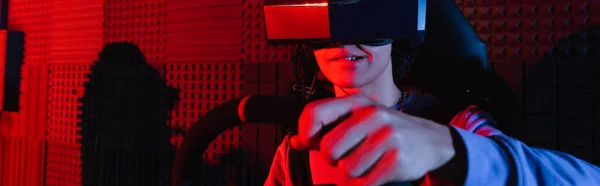 Incentrato sui giochi per ragazzi su simulatore di corse automobilistiche, banner — Foto stock