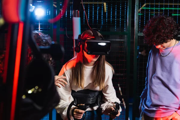 Adolescent fille jeu dans vr casque près ami — Photo de stock