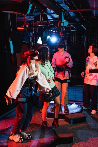 Adolescents multiethniques s'amuser tout en jouant sur la plate-forme vr — Photo de stock