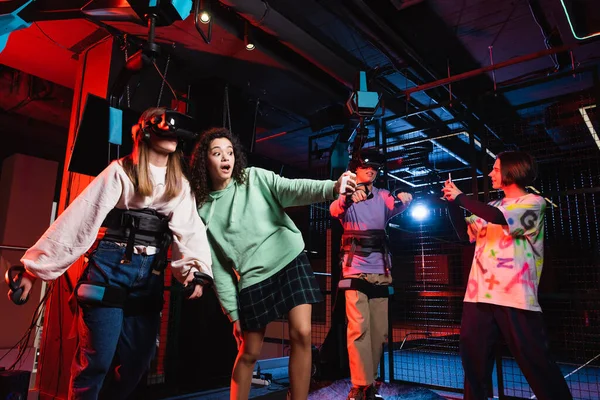 Здивований афроамериканець, який грає в азартні ігри з друзями. — стокове фото