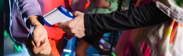 Cropped view of controller measuring temperature of teenage gamer, banner — Stock Photo