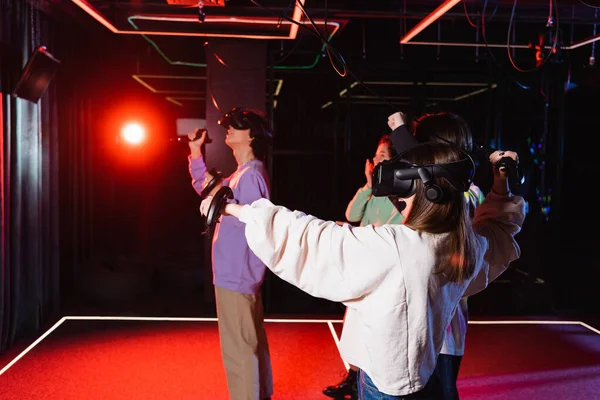 Adolescentes multiétnicos em jogos de fones de ouvido vr na zona de jogo — Fotografia de Stock