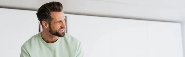 Homem adulto sorrindo enquanto olha para casa, banner — Fotografia de Stock