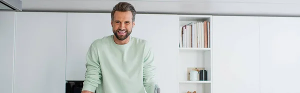 Uomo felice che sorride alla macchina fotografica a casa, banner — Foto stock