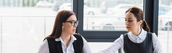 Femme d'affaires parlant à un collègue de lunettes dans le bureau, bannière — Photo de stock