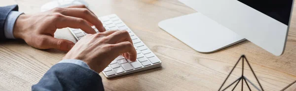 Vista recortada de la mujer de negocios utilizando el teclado de la computadora en la mesa, bandera - foto de stock