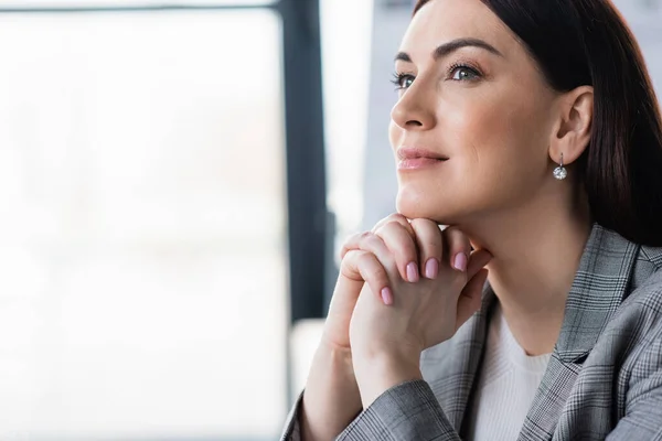 Lächelnde Geschäftsfrau in offizieller Kleidung schaut im Büro weg — Stockfoto