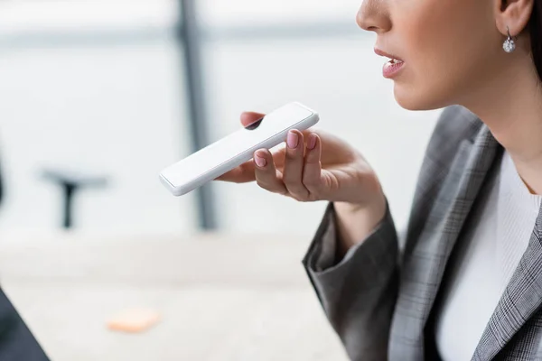 Ausgeschnittene Ansicht einer Geschäftsfrau mit Smartphone-Audiobotschaft — Stockfoto