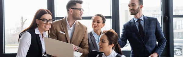 Gente de negocios multiétnicos con ordenador portátil trabajando en la oficina, pancarta — Stock Photo