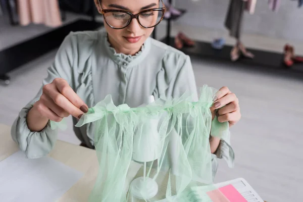 Tissu de maintien couture près du mannequin en atelier — Photo de stock