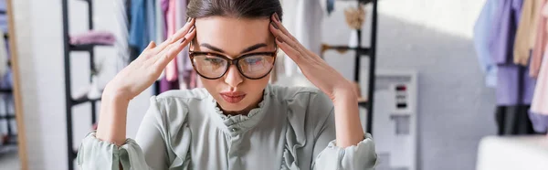 Designer fatigué dans les lunettes de travail en studio, bannière — Photo de stock