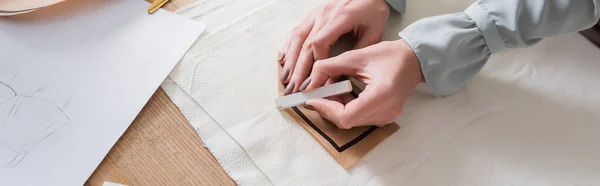 Vista ritagliata della sarta con gesso e modello di cucito marcatura panno, banner — Foto stock