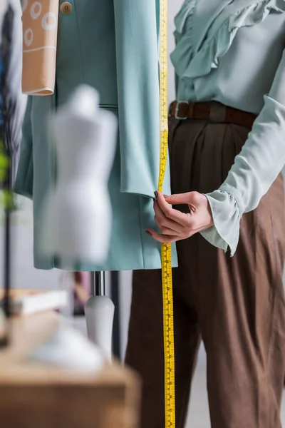 Vista recortada de la chaqueta de medición costurera cerca del maniquí - foto de stock