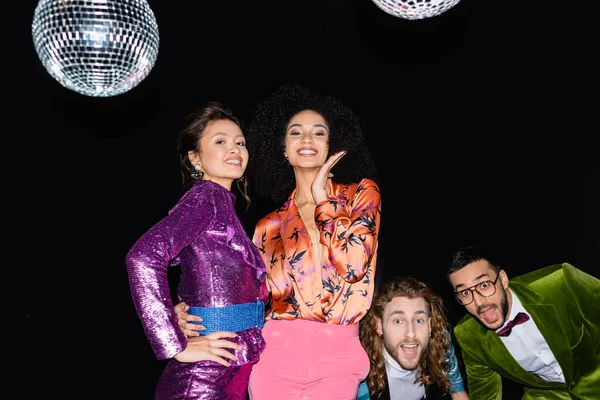 Glücklich multirassische Freunde Spaß in Nachtclub auf schwarzem Hintergrund — Stockfoto