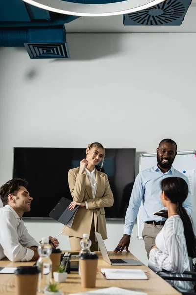 Heureux entrepreneurs interracial parler dans la salle de conférence — Photo de stock