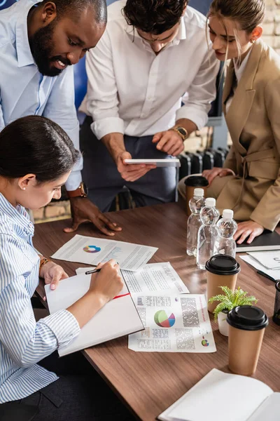 Colleghi d'affari multietnici che lavorano con l'analisi in sala conferenze — Foto stock