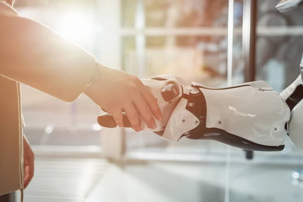 Abgeschnittene Ansicht von Geschäftsmann und Roboter beim Händeschütteln — Stockfoto