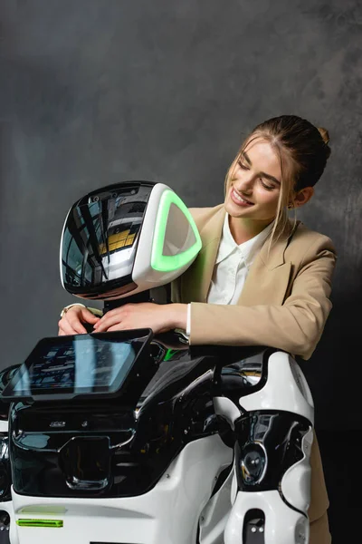 Geschäftsfrau freut sich über humanoiden Roboter im Büro — Stockfoto