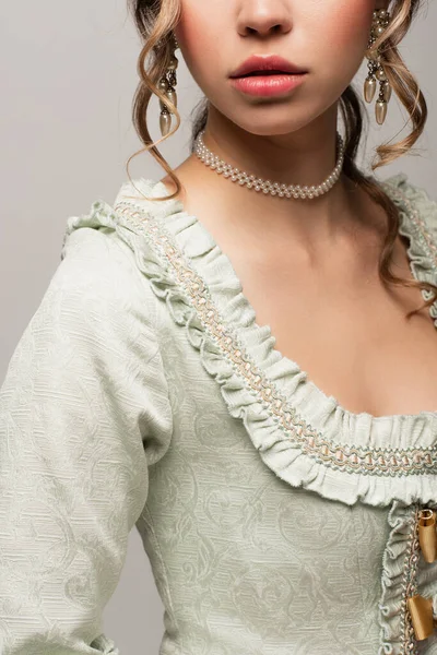 Обрізаний вид молодої жінки в вінтажному платті позує ізольовано на сірому — стокове фото