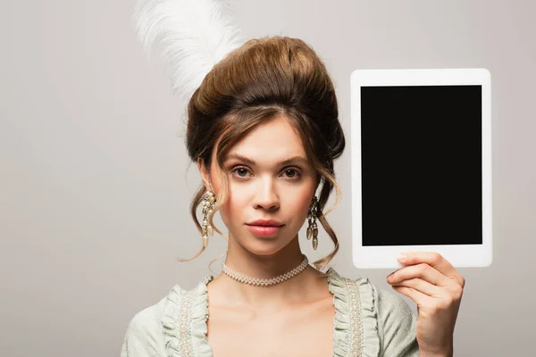Stile vintage donna in possesso di tablet digitale con schermo bianco isolato su grigio — Foto stock