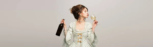 Mulher encantadora em vestido vintage elegante beber vinho branco isolado em cinza, banner — Fotografia de Stock
