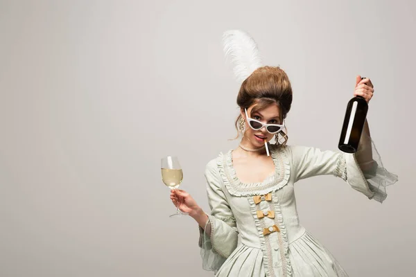 Sensuale donna in stile vintage con vino e sigaretta guardando la fotocamera isolata sul grigio — Foto stock