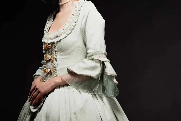 Corte vista de mulher em elegante vestido vintage posando isolado no preto — Fotografia de Stock