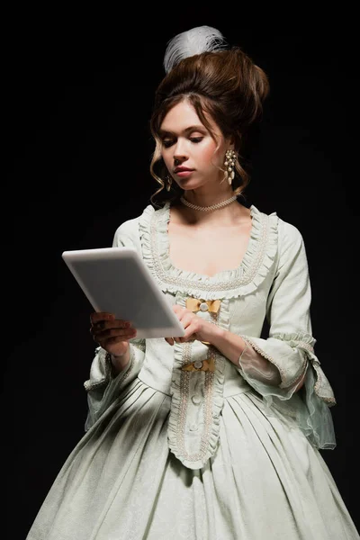 Чарівна жінка в ретро-стилі в елегантній сукні з використанням цифрового планшета ізольована на сірому — стокове фото