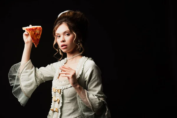 Vintage-Stil Frau mit Stück leckere Pizza Blick auf Kamera isoliert auf schwarz — Stockfoto